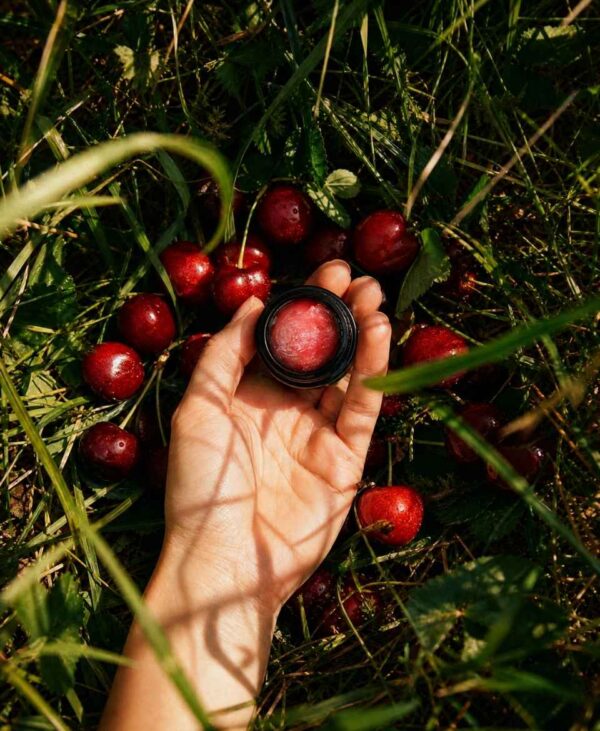 Cherry Kisses • roślinny balsam do ust z kwiatami koniczyny